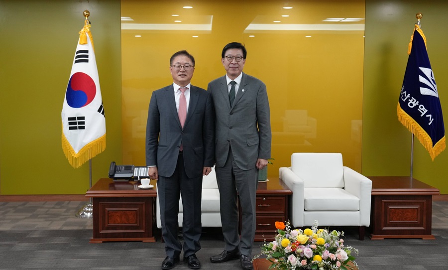 NEAR秘书长礼节性拜访釜山市市长朴亨俊