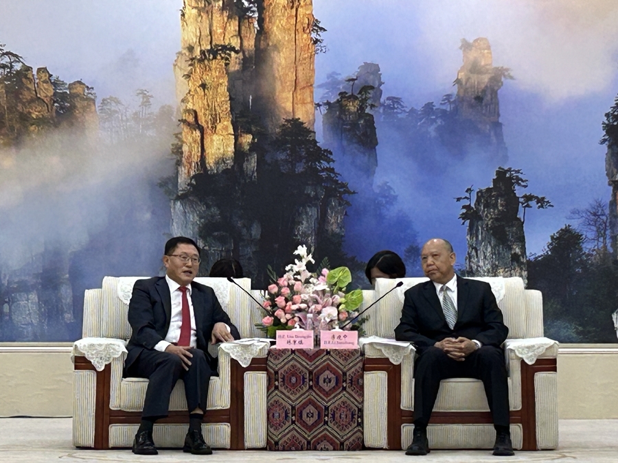 NEAR Secretary-General Meets with Vice Governor Li Jianzhong of Hunan Province